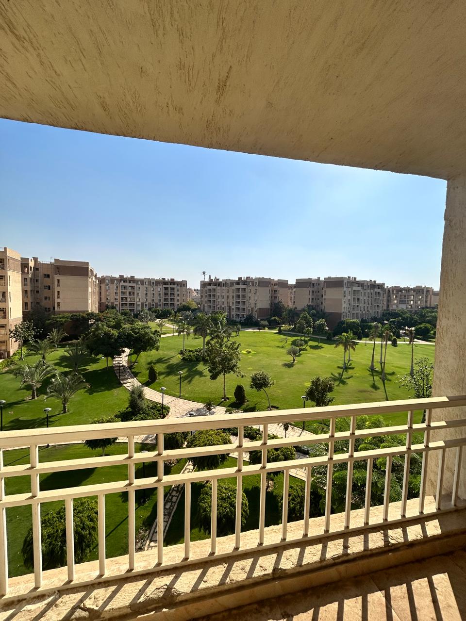 شقة في مدينتي 96 م2 للإيجار قانون جديد على حديقة كبيرة تشطيب خاص 15,000 ج 